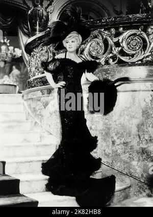 Mae West Film: Belle Der Neunziger (1934) Charaktere: Ruby Carter 01 May 1934 **WARNUNG** Dieses Foto ist nur für redaktionelle Zwecke bestimmt und unterliegt dem Copyright von PARAMOUNT und/oder des Fotografen, der von der Film- oder Produktionsfirma beauftragt wurde.Es kann nur von Publikationen im Zusammenhang mit der Bewerbung des oben genannten Films reproduziert werden. Eine obligatorische Gutschrift an PARAMOUNT ist erforderlich. Der Fotograf sollte auch bei Bekanntwerden des Fotos gutgeschrieben werden. Ohne schriftliche Genehmigung der Film Company kann keine kommerzielle Nutzung gewährt werden. Stockfoto