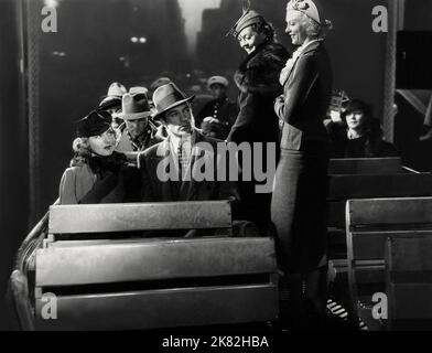 Jean Arthur & Gary Cooper Film Mr. Deeds Goes to Town (1936) Charaktere: Babe Bennett & Longfellow Deeds 01. Mai 1936 **WARNUNG** dieses Foto ist nur für redaktionelle Zwecke bestimmt und unterliegt dem Copyright von COLUMBIA und/oder dem Fotografen, der von der Film or Production Company zugewiesen wurde. Es kann nur durch Veröffentlichungen in Verbindung mit der Werbung für den oben genannten Film reproduziert werden. Eine obligatorische Gutschrift für COLUMBIA ist erforderlich. Der Fotograf sollte ebenfalls angerechnet werden, wenn er bekannt ist. Ohne schriftliche Genehmigung der Film Company kann keine kommerzielle Nutzung gewährt werden. Stockfoto
