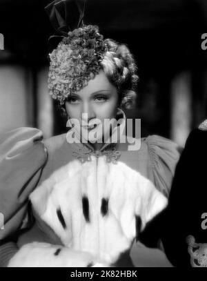 Marlene Dietrich Film die scharlachrote Kaiserin (USA 1934) Charaktere: Prinzessin Sophia Frederica / <a href= Regie: Josef von Sternberg 09. Mai 1934 **WARNUNG** dieses Foto ist nur für redaktionelle Zwecke bestimmt und unterliegt dem Urheberrecht von PARAMOUNT und/oder dem Fotografen, der von der Film- oder Produktionsgesellschaft zugewiesen wurde. Es ist eine obligatorische Gutschrift bis ÜBERGEORDNETEN BETRAG erforderlich. Der Fotograf sollte ebenfalls angerechnet werden, wenn er bekannt ist. Ohne schriftliche Genehmigung der Film Company kann keine kommerzielle Nutzung gewährt werden. Stockfoto