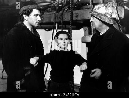 Spencer Tracy, Freddie Bartholomew, Lionel Barrymore Film: Captains Courageous (USA 1937) 11 May 1937 **WARNUNG** Dieses Foto ist nur für den redaktionellen Gebrauch bestimmt und unterliegt dem Copyright von MGM und/oder dem Fotografen, der von der Film- oder Produktionsfirma beauftragt wurde, und kann nur durch Publikationen im Zusammenhang mit der Bewerbung des oben genannten Films reproduziert werden. Eine obligatorische Gutschrift an MGM ist erforderlich. Der Fotograf sollte auch bei Bekanntwerden des Fotos gutgeschrieben werden. Ohne schriftliche Genehmigung der Film Company kann keine kommerzielle Nutzung gewährt werden. Stockfoto