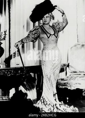 Mae West Film: She Done Him Wrong (1934) Charaktere: Lady Lou Regie: Lowell Sherman 27 January 1933 **WARNUNG** Dieses Foto ist nur für den redaktionellen Gebrauch bestimmt und unterliegt dem Copyright von PARAMOUNT und/oder des Fotografen, der von der Film- oder Produktionsfirma beauftragt wurde und darf nur von Publikationen im Zusammenhang mit der Bewerbung des oben genannten Films reproduziert werden. Eine obligatorische Gutschrift an PARAMOUNT ist erforderlich. Der Fotograf sollte auch bei Bekanntwerden des Fotos gutgeschrieben werden. Ohne schriftliche Genehmigung der Film Company kann keine kommerzielle Nutzung gewährt werden. Stockfoto