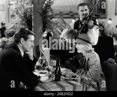 Gary Cooper & Jean Arthur Film Mr. Deeds Goes to Town (1936) Charaktere: Longfellow Deeds & Babe Bennett 01. Mai 1936 **WARNUNG** dieses Foto ist nur für redaktionelle Zwecke bestimmt und unterliegt dem Copyright von COLUMBIA und/oder dem Fotografen, der von der Film or Production Company zugewiesen wurde. Es kann nur durch Veröffentlichungen in Verbindung mit der Werbung für den oben genannten Film reproduziert werden. Eine obligatorische Gutschrift für COLUMBIA ist erforderlich. Der Fotograf sollte ebenfalls angerechnet werden, wenn er bekannt ist. Ohne schriftliche Genehmigung der Film Company kann keine kommerzielle Nutzung gewährt werden. Stockfoto