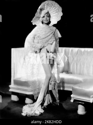 Marlene Dietrich Film The Devil is A Woman (USA 1935) Charaktere: Concha Perez Regie: Josef von Sternberg 19. April 1935 **WARNUNG** dieses Foto ist nur für redaktionelle Zwecke bestimmt und unterliegt dem Urheberrecht von PARAMOUNT und/oder dem Fotografen, der von der Film- oder Produktionsgesellschaft beauftragt wurde und kann nur durch Veröffentlichungen in Verbindung mit der Werbung für den obigen Film reproduziert werden. Es ist eine obligatorische Gutschrift bis ÜBERGEORDNETEN BETRAG erforderlich. Der Fotograf sollte ebenfalls angerechnet werden, wenn er bekannt ist. Ohne schriftliche Genehmigung der Film Company kann keine kommerzielle Nutzung gewährt werden. Stockfoto