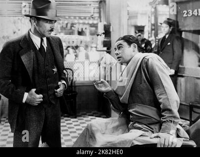 C. Henry Gordon, Paul Muni, George Raft Film: Scarface (USA 1932) Charaktere: Insp. Ben Guarino, Antonio „Tony“ Camonte, Guino Rinaldo Direktor: Howard Hawks & Richard Rosson 31 March 1932 **WARNUNG** Dieses Foto ist nur für den redaktionellen Gebrauch bestimmt und unterliegt dem Copyright von UNITED ARTISTS und/oder dem Fotografen, der von der Film- oder Produktionsfirma beauftragt wurde und darf nur durch Publikationen im Zusammenhang mit der Bewerbung des oben genannten Films reproduziert werden. Eine obligatorische Gutschrift für UNITED ARTISTS ist erforderlich. Der Fotograf sollte auch bei Bekanntwerden des Fotos gutgeschrieben werden. Ohne schriftliche Genehmigung kann keine kommerzielle Nutzung gewährt werden Stockfoto