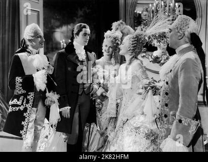 Tyrone Power & Norma Shearer Film: Marie Antoinette (USA 1938) Charaktere: Graf Axel de Fersen & Marie Antoinette Regie: W.S. Van Dyke 08 July 1938 **WARNUNG** Dieses Foto ist nur für redaktionelle Zwecke bestimmt und unterliegt dem Copyright von MGM und/oder dem Fotografen, der von der Film- oder Produktionsfirma beauftragt wurde, und kann nur durch Publikationen im Zusammenhang mit der Bewerbung des oben genannten Films reproduziert werden. Eine obligatorische Gutschrift an MGM ist erforderlich. Der Fotograf sollte auch bei Bekanntwerden des Fotos gutgeschrieben werden. Ohne schriftliche Genehmigung der Film Company kann keine kommerzielle Nutzung gewährt werden. Stockfoto