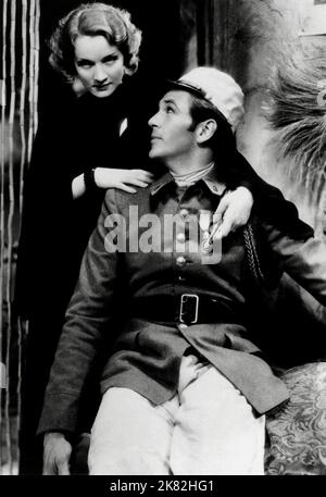 Marlene Dietrich & Gary Cooper Film Marokko (USA 1930) Charaktere: Mademoiselle Amy Jolly & Legionär Tom Brown Regie: Josef von Sternberg 14. November 1930 **WARNUNG** dieses Foto ist nur für redaktionelle Zwecke bestimmt und unterliegt dem Urheberrecht von PARAMOUNT und/oder dem Fotografen, der von der Film- oder Produktionsgesellschaft zugewiesen wurde. Es ist eine obligatorische Gutschrift bis ÜBERGEORDNETEN BETRAG erforderlich. Der Fotograf sollte ebenfalls angerechnet werden, wenn er bekannt ist. Ohne schriftliche Genehmigung der Film Company kann keine kommerzielle Nutzung gewährt werden. Stockfoto