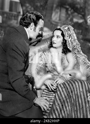 Laurence Olivier, Merle Oberon Film: Wuthering Heights (1935) Charaktere: Heathcliff,Cathy 01 May 1939 **WARNUNG** Dieses Foto ist nur für den redaktionellen Gebrauch bestimmt und unterliegt dem Copyright von UNITED ARTISTS und/oder dem Fotografen, der von der Film- oder Produktionsfirma beauftragt wurde, und kann nur durch Publikationen im Zusammenhang mit der Bewerbung des oben genannten Films reproduziert werden. Eine obligatorische Gutschrift für UNITED ARTISTS ist erforderlich. Der Fotograf sollte auch bei Bekanntwerden des Fotos gutgeschrieben werden. Ohne schriftliche Genehmigung der Film Company kann keine kommerzielle Nutzung gewährt werden. Stockfoto