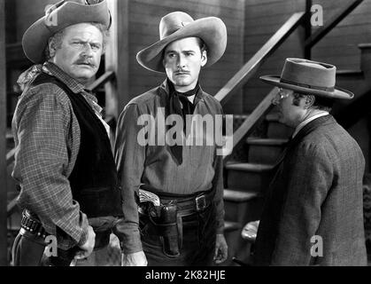 Alan Hale & Errol Flynn Film: Dodge City (USA 1939) Charaktere: Rusty Hart & Regie: Michael Curtiz 01. April 1939 **WARNUNG** Dieses Foto ist nur für redaktionelle Zwecke bestimmt und unterliegt dem Copyright von WARNER BROS. Und/oder des Fotografen, der von der Film- oder Produktionsfirma beauftragt wurde und nur durch Publikationen im Zusammenhang mit der Bewerbung des oben genannten Films reproduziert werden kann. Eine obligatorische Gutschrift an WARNER BROS. Ist erforderlich. Der Fotograf sollte auch bei Bekanntwerden des Fotos gutgeschrieben werden. Ohne schriftliche Genehmigung der Film Company kann keine kommerzielle Nutzung gewährt werden. Stockfoto