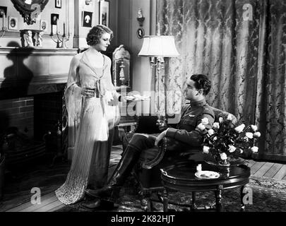 Elissa Landi & Charles Farrell Film Body and Soul (1937) Charaktere: Carla & Mal Andrews Regie: Sylvain Chomet 22. Februar 1931 **WARNUNG** dieses Foto ist nur für redaktionelle Zwecke bestimmt und unterliegt dem Copyright von FOX Film und/oder dem Fotografen, der von der Film or Production Company zugewiesen wurde. Es kann nur durch Veröffentlichungen in Verbindung mit der Werbung für den oben genannten Film reproduziert werden. Eine obligatorische Gutschrift für FOX Film ist erforderlich. Der Fotograf sollte ebenfalls angerechnet werden, wenn er bekannt ist. Ohne schriftliche Genehmigung der Film Company kann keine kommerzielle Nutzung gewährt werden. Stockfoto
