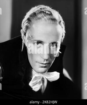 Leslie Howard Film: The Scarlet Pimpernel (1929) Charaktere: Sir Percy Blakeney Regie: Harold Young 23 December 1934 **WARNUNG** Dieses Foto ist nur für den redaktionellen Gebrauch bestimmt und unterliegt dem Copyright von UNITED ARTISTS und/oder dem Fotografen, der von der Film- oder Produktionsfirma beauftragt wurde, und kann nur von Publikationen im Zusammenhang mit der Bewerbung des oben genannten Films reproduziert werden. Eine obligatorische Gutschrift für UNITED ARTISTS ist erforderlich. Der Fotograf sollte auch bei Bekanntwerden des Fotos gutgeschrieben werden. Ohne schriftliche Genehmigung der Film Company kann keine kommerzielle Nutzung gewährt werden. Stockfoto