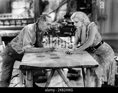 Forrester Harvey & Jean Harlow Film: Red Dust (1921) Charaktere: Limey & Vantine 01 May 1932 **WARNUNG** Dieses Foto ist nur für redaktionelle Zwecke bestimmt und unterliegt dem Copyright von MGM und/oder dem Fotografen, der von der Film- oder Produktionsfirma beauftragt wurde, und kann nur durch Publikationen im Zusammenhang mit der Bewerbung des oben genannten Films reproduziert werden. Eine obligatorische Gutschrift an MGM ist erforderlich. Der Fotograf sollte auch bei Bekanntwerden des Fotos gutgeschrieben werden. Ohne schriftliche Genehmigung der Film Company kann keine kommerzielle Nutzung gewährt werden. Stockfoto