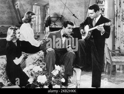 Doris Nolan, Katharine Hepburn, Cary Grant & Lew Ayres Film: Holiday; Free To Live (1938) Charaktere: Julia Seton,Linda Seton,John 'Johnny' Case & Edward 'Ned' Seton Regie: George Cukor 15 June 1938 **WARNUNG** Dieses Foto ist nur für redaktionelle Zwecke bestimmt und unterliegt dem Copyright von COLUMBIA und/oder des Fotografen, der von der Film- oder Produktionsfirma beauftragt wurde und darf nur von Publikationen im Zusammenhang mit der Bewerbung des oben genannten Films reproduziert werden. Eine obligatorische Gutschrift an COLUMBIA ist erforderlich. Der Fotograf sollte auch bei Bekanntwerden des Fotos gutgeschrieben werden. Ohne schriftliche Genehmigung kann keine kommerzielle Nutzung gewährt werden Stockfoto