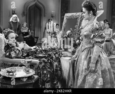 Bette Davis & Olivia De Havilland Film: The Private Lives of Elizabeth and Essex (USA 1939) Charaktere: Queen Elizabeth & Lady Penelope Grey Regie: Michael Curtiz 27. September 1939 **WARNUNG** Dieses Foto ist nur für redaktionelle Zwecke bestimmt und unterliegt dem Copyright von WARNER BROS. Und/oder des Fotografen, der von der Film- oder Produktionsfirma beauftragt wurde und nur durch Publikationen im Zusammenhang mit der Bewerbung des oben genannten Films reproduziert werden kann. Eine obligatorische Gutschrift an WARNER BROS. Ist erforderlich. Der Fotograf sollte auch bei Bekanntwerden des Fotos gutgeschrieben werden. Ohne schriftliche Genehmigung kann keine kommerzielle Nutzung gewährt werden Stockfoto