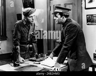 Humphrey Bogart & Pat O'Brien Film: San Quentin (1937) Charaktere: Joe 'Red' Kennedy & Regie: Lloyd Bacon 03. August 1937 **WARNUNG** Dieses Foto ist nur für redaktionelle Zwecke bestimmt und unterliegt dem Copyright von WARNER und/oder dem Fotografen, der von der Film- oder Produktionsfirma beauftragt wurde, und kann nur von Publikationen im Zusammenhang mit der Bewerbung des oben genannten Films reproduziert werden. Eine obligatorische Gutschrift an WARNER ist erforderlich. Der Fotograf sollte auch bei Bekanntwerden des Fotos gutgeschrieben werden. Ohne schriftliche Genehmigung der Film Company kann keine kommerzielle Nutzung gewährt werden. Stockfoto