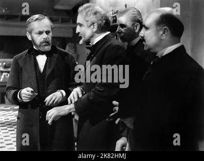 Paul Muni & Fritz Leiber Film: Die Geschichte Von Louis Pasteur (1939) Charaktere: Louis Pasteur & Dr. Charbonnet 23. November 1935 **WARNUNG** Dieses Foto ist nur für den redaktionellen Gebrauch bestimmt und unterliegt dem Copyright von WARNER BROS und/oder des Fotografen, der von der Film- oder Produktionsfirma beauftragt wurde, und kann nur durch Publikationen im Zusammenhang mit der Bewerbung des oben genannten Films reproduziert werden. Eine obligatorische Gutschrift an WARNER BROS ist erforderlich. Der Fotograf sollte auch bei Bekanntwerden des Fotos gutgeschrieben werden. Ohne schriftliche Genehmigung der Film Company kann keine kommerzielle Nutzung gewährt werden. Stockfoto