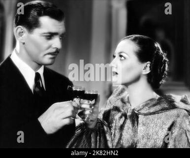 Clark Gable & Joan Crawford Film: Chained (1934) Regie: Clarence Brown 31 August 1934 **WARNUNG** Dieses Foto ist nur für redaktionelle Verwendung bestimmt und unterliegt dem Copyright von METRO-GOLDWYN-MAYER und/oder des Fotografen, der von der Film- oder Produktionsfirma beauftragt wurde und darf nur durch Publikationen im Zusammenhang mit der Bewerbung des oben genannten Films reproduziert werden. Eine obligatorische Gutschrift an METRO-GOLDWYN-MAYER ist erforderlich. Der Fotograf sollte auch bei Bekanntwerden des Fotos gutgeschrieben werden. Ohne schriftliche Genehmigung der Film Company kann keine kommerzielle Nutzung gewährt werden. Stockfoto