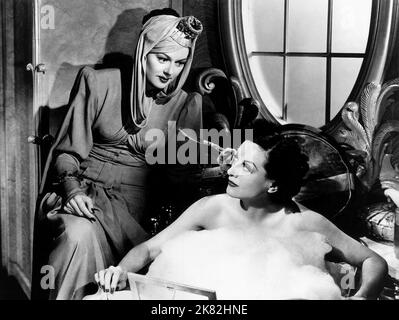 Rosalind Russell & Joan Crawford Film: Die Frauen (1934) Charaktere: Mrs. Howard Fowler (Sylvia) & Crystal Allen Regie: George Cukor 01 May 1939 **WARNUNG** Dieses Foto ist nur für redaktionelle Zwecke bestimmt und unterliegt dem Copyright von MGM und/oder dem Fotografen, der von der Film- oder Produktionsfirma beauftragt wurde, und kann nur von Publikationen im Zusammenhang mit der Bewerbung des oben genannten Films reproduziert werden. Eine obligatorische Gutschrift an MGM ist erforderlich. Der Fotograf sollte auch bei Bekanntwerden des Fotos gutgeschrieben werden. Ohne schriftliche Genehmigung der Film Company kann keine kommerzielle Nutzung gewährt werden. Stockfoto