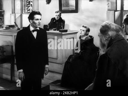 Henry Fonda, Spencer Charters & Alice Brady Film: Young Mr. Lincoln (USA 1939) Charaktere: Abraham Lincoln,Richter Herbert A. Bell & Abigail Clay Regie: John Ford 30 May 1939 **WARNUNG** Dieses Foto ist nur für redaktionelle Zwecke bestimmt und unterliegt dem Copyright von 20. CENTURY FOX und/oder des Fotografen, der von der Film- oder Produktionsfirma beauftragt wurde und darf nur durch Publikationen im Zusammenhang mit der Bewerbung des oben genannten Films reproduziert werden. Eine obligatorische Gutschrift an 20. CENTURY FOX ist erforderlich. Der Fotograf sollte auch bei Bekanntwerden des Fotos gutgeschrieben werden. Ohne schriftliche Genehmigung kann keine kommerzielle Nutzung gewährt werden Stockfoto