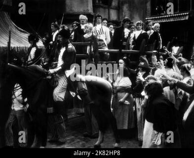 Crowd Scene Film: The Scarlet Pimpernel (1934) Regie: Harold Young 23 December 1934 **WARNUNG** Dieses Foto ist nur für den redaktionellen Gebrauch bestimmt und unterliegt dem Copyright von UNITED ARTISTS und/oder dem Fotografen, der von der Film- oder Produktionsfirma beauftragt wurde, und kann nur von Publikationen im Zusammenhang mit der Bewerbung des oben genannten Films reproduziert werden. Eine obligatorische Gutschrift für UNITED ARTISTS ist erforderlich. Der Fotograf sollte auch bei Bekanntwerden des Fotos gutgeschrieben werden. Ohne schriftliche Genehmigung der Film Company kann keine kommerzielle Nutzung gewährt werden. Stockfoto