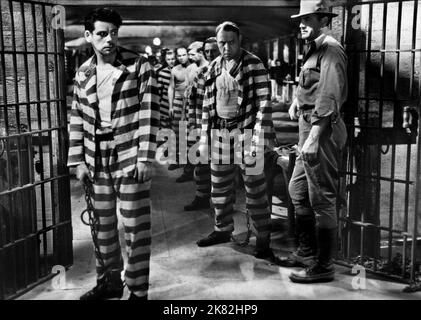 Paul Muni Film: I am A Fugitive from A Chain Gang (1932) Charaktere: James Allen Regie: Mervyn Leroy 01 May 1932 **WARNUNG** Dieses Foto ist nur für den redaktionellen Gebrauch bestimmt und unterliegt dem Copyright von WARNER BROS und/oder des Fotografen, der von der Film- oder Produktionsfirma beauftragt wurde, und kann nur durch Publikationen im Zusammenhang mit der Bewerbung des oben genannten Films reproduziert werden. Eine obligatorische Gutschrift an WARNER BROS ist erforderlich. Der Fotograf sollte auch bei Bekanntwerden des Fotos gutgeschrieben werden. Ohne schriftliche Genehmigung der Film Company kann keine kommerzielle Nutzung gewährt werden. Stockfoto