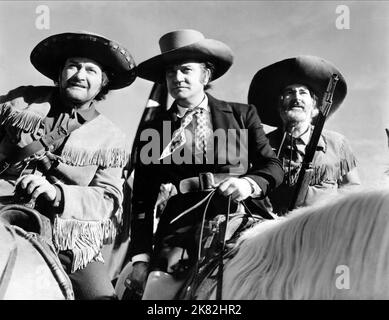 Max Terhune, Richard Dix & George 'Gabby' Hayes Film: Man of Conquest (1939) Charaktere: Deaf Smith, Sam Houston, Lannie Upchurch (als George Hayes) Regie: George Nichols Jr 28 April 1939 **WARNUNG** Dieses Foto ist nur für den redaktionellen Gebrauch bestimmt und unterliegt dem Copyright von REPUBLIKANISCHEN BILDERN und/oder dem Fotografen, der von der Film- oder Produktionsfirma beauftragt wurde, und kann nur von Publikationen im Zusammenhang mit der Bewerbung des oben genannten Films reproduziert werden. Eine obligatorische Gutschrift für REPUBLIKANISCHE BILDER ist erforderlich. Der Fotograf sollte auch bei Bekanntwerden des Fotos gutgeschrieben werden. Ohne w kann keine kommerzielle Nutzung gewährt werden Stockfoto