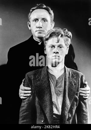 Mickey Rooney & Spencer Tracy Film Boys Town (1938) Charaktere: Whitey Marsh, Father Flanagan Regie: Norman Taurog 08. September 1938 **WARNUNG** dieses Foto ist nur für redaktionelle Zwecke bestimmt und unterliegt dem Copyright von MGM und/oder dem Fotografen, der von der Film or Production Company zugewiesen wurde. Es kann nur durch Veröffentlichungen in Verbindung mit der Werbung für den oben genannten Film reproduziert werden. Eine obligatorische Gutschrift an MGM ist erforderlich. Der Fotograf sollte ebenfalls angerechnet werden, wenn er bekannt ist. Ohne schriftliche Genehmigung der Film Company kann keine kommerzielle Nutzung gewährt werden. Stockfoto