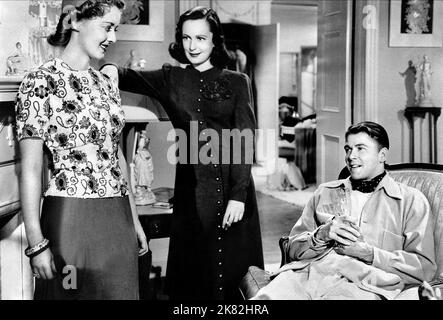 Bette Davis, Geraldine Fitzgerald & Ronald Reagan Film: Dark Victory (1929) Charaktere: Judith Traherne,Ann King & Alec Regie: Edmund Goulding 20. April 1939 **WARNUNG** Dieses Foto ist nur für redaktionelle Zwecke bestimmt und unterliegt dem Copyright von WARNER BROS und/oder des Fotografen, der von der Film- oder Produktionsfirma beauftragt wurde, und kann nur durch Publikationen im Zusammenhang mit der Bewerbung des oben genannten Films reproduziert werden. Eine obligatorische Gutschrift an WARNER BROS ist erforderlich. Der Fotograf sollte auch bei Bekanntwerden des Fotos gutgeschrieben werden. Ohne schriftliche Genehmigung der Film Company kann keine kommerzielle Nutzung gewährt werden. Stockfoto