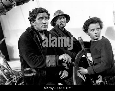 Spencer Tracy & Freddie Bartholomew Film: Captains Courageous (USA 1937) Charaktere: Manuel Fidello, Harvey Cheyne Regie: Victor Fleming 11 May 1937 **WARNUNG** Dieses Foto ist nur für redaktionelle Zwecke bestimmt und unterliegt dem Copyright von MGM und/oder dem Fotografen, der von der Film- oder Produktionsfirma beauftragt wurde, und kann nur von Publikationen im Zusammenhang mit der Bewerbung des oben genannten Films reproduziert werden. Eine obligatorische Gutschrift an MGM ist erforderlich. Der Fotograf sollte auch bei Bekanntwerden des Fotos gutgeschrieben werden. Ohne schriftliche Genehmigung der Film Company kann keine kommerzielle Nutzung gewährt werden. Stockfoto