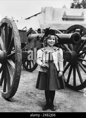 Shirley Temple Film: Der Kleine Oberst (1939) Charaktere: Lloyd Sherman Regie: David Butler 22 February 1935 **WARNUNG** Dieses Foto ist nur für redaktionelle Zwecke bestimmt und unterliegt dem Copyright der Film Company und/oder des Fotografen, der von der Film- oder Produktionsfirma beauftragt wurde, und kann nur von Publikationen im Zusammenhang mit der Bewerbung des oben genannten Films reproduziert werden. Eine obligatorische Gutschrift an die Filmgesellschaft ist erforderlich. Der Fotograf sollte auch bei Bekanntwerden des Fotos gutgeschrieben werden. Ohne schriftliche Genehmigung der Film Company kann keine kommerzielle Nutzung gewährt werden. Stockfoto