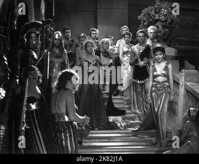 Claudette Colbert Film: Das Zeichen des Kreuzes (USA 1932) Charaktere: Kaiserin Poppaea Regie: Cecil B. DeMille 30 November 1932 **WARNUNG** Dieses Foto ist nur für den redaktionellen Gebrauch bestimmt und unterliegt dem Copyright von PARAMOUNT PICTURES und/oder des Fotografen, der von der Film- oder Produktionsfirma beauftragt wurde und darf nur von Publikationen im Zusammenhang mit der Bewerbung des oben genannten Films reproduziert werden. Eine obligatorische Gutschrift für PARAMOUNT-BILDER ist erforderlich. Der Fotograf sollte auch bei Bekanntwerden des Fotos gutgeschrieben werden. Ohne schriftliche Genehmigung der Film Company kann keine kommerzielle Nutzung gewährt werden. Stockfoto