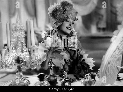 Jeanette Macdonald Film: Die Fröhliche Witwe (1934) Charaktere: Madame Sonia / Fifi Regie: Ernst Lubitsch 01 May 1934 **WARNUNG** Dieses Foto ist nur für redaktionelle Zwecke bestimmt und unterliegt dem Copyright von MGM und/oder dem von der Film- oder Produktionsfirma beauftragten Fotografen und kann nur durch Publikationen im Zusammenhang mit der Bewerbung des oben genannten Films reproduziert werden. Eine obligatorische Gutschrift an MGM ist erforderlich. Der Fotograf sollte auch bei Bekanntwerden des Fotos gutgeschrieben werden. Ohne schriftliche Genehmigung der Film Company kann keine kommerzielle Nutzung gewährt werden. Stockfoto