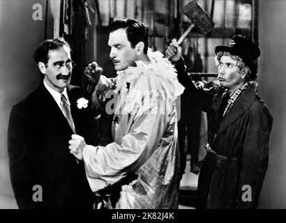 Groucho Marx, Walter King & Harpo Marx Film: A Day at the Races (1937) Charaktere: Dr. Hugo z. Hackenbush, stickig Regie: Sam Wood 11 June 1937 **WARNUNG** Dieses Foto ist nur für redaktionelle Zwecke bestimmt und unterliegt dem Copyright von MGM und/oder dem Fotografen, der von der Film- oder Produktionsfirma beauftragt wurde, und kann nur durch Publikationen im Zusammenhang mit der Bewerbung des oben genannten Films reproduziert werden. Eine obligatorische Gutschrift an MGM ist erforderlich. Der Fotograf sollte auch bei Bekanntwerden des Fotos gutgeschrieben werden. Ohne schriftliche Genehmigung der Film Company kann keine kommerzielle Nutzung gewährt werden. Stockfoto