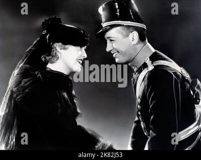 Jeanette Macdonald & Maurice Chevalier Film: Die Fröhliche Witwe (1934) Charaktere: Madame Sonia / Fifi, Graf Danilo Regie: Ernst Lubitsch 01 May 1934 **WARNUNG** Dieses Foto ist nur für redaktionelle Zwecke bestimmt und unterliegt dem Copyright von MGM und/oder dem von der Film- oder Produktionsfirma beauftragten Fotografen und kann nur durch Publikationen im Zusammenhang mit der Bewerbung des oben genannten Films reproduziert werden. Eine obligatorische Gutschrift an MGM ist erforderlich. Der Fotograf sollte auch bei Bekanntwerden des Fotos gutgeschrieben werden. Ohne schriftliche Genehmigung der Film Company kann keine kommerzielle Nutzung gewährt werden. Stockfoto