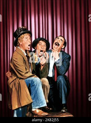 Harpo Marx, Chico Marx & Groucho Marx Film: A Day at the Races (1937) Charaktere: Stuffy, Tony, Dr. Hugo z. Hackenbush Regie: Sam Wood 11 June 1937 **WARNUNG** Dieses Foto ist nur für redaktionelle Zwecke bestimmt und unterliegt dem Copyright von MGM und/oder dem Fotografen, der von der Film- oder Produktionsfirma beauftragt wurde, und kann nur durch Publikationen im Zusammenhang mit der Bewerbung des oben genannten Films reproduziert werden. Eine obligatorische Gutschrift an MGM ist erforderlich. Der Fotograf sollte auch bei Bekanntwerden des Fotos gutgeschrieben werden. Ohne schriftliche Genehmigung der Film Company kann keine kommerzielle Nutzung gewährt werden. Stockfoto