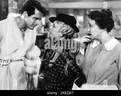 Cary Grant Film: Bringing Up Baby (1938) Charaktere: Dr. David Huxley Regie: Howard Hawks 18 February 1938 **WARNUNG** Dieses Foto ist nur für den redaktionellen Gebrauch bestimmt und unterliegt dem Copyright von RKO RADIO und/oder des Fotografen, der von der Film- oder Produktionsfirma beauftragt wurde und darf nur von Publikationen im Zusammenhang mit der Bewerbung des oben genannten Films reproduziert werden. Eine obligatorische Gutschrift an RKO-RADIO ist erforderlich. Der Fotograf sollte auch bei Bekanntwerden des Fotos gutgeschrieben werden. Ohne schriftliche Genehmigung der Film Company kann keine kommerzielle Nutzung gewährt werden. Stockfoto