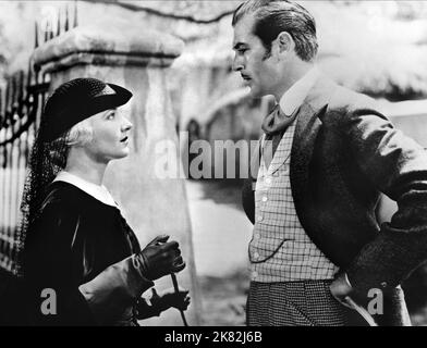 Ann Harding & Gary Cooper Film: Peter Ibbetson (1935) Charaktere: Mary, Herzogin von Towers, Peter Ibbetson Regie: Henry Hathaway 31 October 1935 **WARNUNG** Dieses Foto ist nur für den redaktionellen Gebrauch bestimmt und unterliegt dem Copyright von PARAMOUNT und/oder des Fotografen, der von der Film- oder Produktionsfirma beauftragt wurde, und kann nur von Publikationen im Zusammenhang mit der Bewerbung des oben genannten Films reproduziert werden. Eine obligatorische Gutschrift an PARAMOUNT ist erforderlich. Der Fotograf sollte auch bei Bekanntwerden des Fotos gutgeschrieben werden. Ohne schriftliche Genehmigung der Film Company kann keine kommerzielle Nutzung gewährt werden. Stockfoto