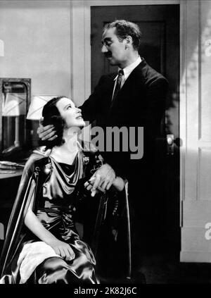 Kitty Carlisle & Groucho Marx Film: A Day at the Races (1937) Charaktere: Dr. Hugo z. Hackenbush Regie: Sam Wood 11 June 1937 **WARNUNG** Dieses Foto ist nur für redaktionelle Zwecke bestimmt und unterliegt dem Copyright von MGM und/oder dem Fotografen, der von der Film- oder Produktionsfirma beauftragt wurde, und kann nur durch Publikationen im Zusammenhang mit der Bewerbung des oben genannten Films reproduziert werden. Eine obligatorische Gutschrift an MGM ist erforderlich. Der Fotograf sollte auch bei Bekanntwerden des Fotos gutgeschrieben werden. Ohne schriftliche Genehmigung der Film Company kann keine kommerzielle Nutzung gewährt werden. Stockfoto