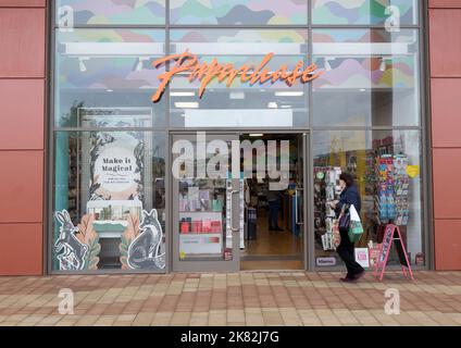 Papiergeschäft mit Einkäufern im Rushden Lakes Retail Park UK. Der Laden ist geöffnet und die Displays sind gut sichtbar Stockfoto