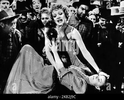 Marlene Dietrich Film: Destry Rides Again (USA 1939) Charaktere: Frenchy Regie: George Marshall 30 November 1939 **WARNUNG** Dieses Foto ist nur für redaktionelle Verwendung bestimmt und unterliegt dem Copyright von UNIVERSAL und/oder dem Fotografen, der von der Film- oder Produktionsfirma beauftragt wurde und kann nur von Publikationen im Zusammenhang mit der Bewerbung des oben genannten Films reproduziert werden. Eine obligatorische Gutschrift an UNIVERSAL ist erforderlich. Der Fotograf sollte auch bei Bekanntwerden des Fotos gutgeschrieben werden. Ohne schriftliche Genehmigung der Film Company kann keine kommerzielle Nutzung gewährt werden. Stockfoto