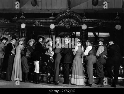 Mischa Auer, Marlene Dietrich, James Stewart & Brian Donlevy Film: Destry Rides Again (USA 1939) Charaktere: Boris Stavrogin, Frenchy, Thomas Jefferson 'Tom' Destry Jr., Kent Regie: George Marshall 30 November 1939 **WARNUNG** Dieses Foto ist nur für redaktionelle Verwendung bestimmt und unterliegt dem Copyright von UNIVERSAL und/oder dem Fotografen, der von der Film- oder Produktionsfirma beauftragt wurde und kann nur von Publikationen im Zusammenhang mit der Bewerbung des oben genannten Films reproduziert werden. Eine obligatorische Gutschrift an UNIVERSAL ist erforderlich. Der Fotograf sollte auch bei Bekanntwerden des Fotos gutgeschrieben werden. Eine kommerzielle Nutzung kann nicht gewährt werden Stockfoto