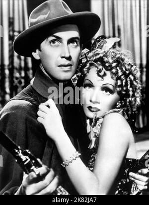 James Stewart & Marlene Dietrich Film: Destry Rides Again (USA 1939) Charaktere: Thomas Jefferson 'Tom' Destry Jr., Frenchy Regie: George Marshall 30 November 1939 **WARNUNG** Dieses Foto ist nur für redaktionelle Verwendung bestimmt und unterliegt dem Copyright von UNIVERSAL und/oder dem Fotografen, der von der Film- oder Produktionsfirma beauftragt wurde und kann nur von Publikationen im Zusammenhang mit der Bewerbung des oben genannten Films reproduziert werden. Eine obligatorische Gutschrift an UNIVERSAL ist erforderlich. Der Fotograf sollte auch bei Bekanntwerden des Fotos gutgeschrieben werden. Ohne schriftliche Genehmigung der Film Company kann keine kommerzielle Nutzung gewährt werden. Stockfoto