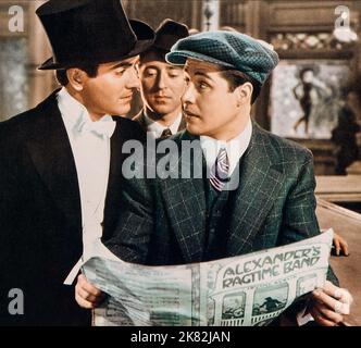 Tyrone Power & Don Ameche Film: Alexander'S Ragtime Band (1938) Charaktere: Roger Grant ak Alexander, Charlie Dwyer Regie: Henry King 24 May 1938 **WARNUNG** Dieses Foto ist nur für den redaktionellen Gebrauch bestimmt und unterliegt dem Copyright von 20 CENTURY FOX und/oder des Fotografen, der von der Film- oder Produktionsfirma beauftragt wurde, und kann nur durch Publikationen im Zusammenhang mit der Bewerbung des oben genannten Films reproduziert werden. Eine obligatorische Gutschrift an 20 CENTURY FOX ist erforderlich. Der Fotograf sollte auch bei Bekanntwerden des Fotos gutgeschrieben werden. Ohne schriftliche Genehmigung der Film Company kann keine kommerzielle Nutzung gewährt werden. Stockfoto