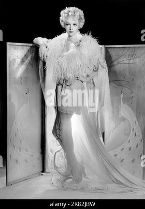 Virginia Bruce Film: The Great Ziegfeld (USA 1936) Charaktere: Audrey Dane Regie: Robert z. Leonard 22 March 1936 **WARNUNG** Dieses Foto ist nur für redaktionelle Zwecke bestimmt und unterliegt dem Copyright von MGM und/oder dem Fotografen, der von der Film- oder Produktionsfirma beauftragt wurde, und kann nur durch Publikationen im Zusammenhang mit der Bewerbung des oben genannten Films reproduziert werden. Eine obligatorische Gutschrift an MGM ist erforderlich. Der Fotograf sollte auch bei Bekanntwerden des Fotos gutgeschrieben werden. Ohne schriftliche Genehmigung der Film Company kann keine kommerzielle Nutzung gewährt werden. Stockfoto