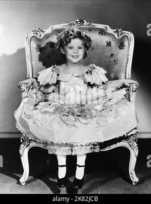 Shirley Temple Film: Der Kleine Oberst (1935) Charaktere: Lloyd Sherman Regie: David Butler 22 February 1935 **WARNUNG** Dieses Foto ist nur für redaktionelle Zwecke bestimmt und unterliegt dem Copyright der Film Company und/oder des Fotografen, der von der Film- oder Produktionsfirma beauftragt wurde, und kann nur von Publikationen im Zusammenhang mit der Bewerbung des oben genannten Films reproduziert werden. Eine obligatorische Gutschrift an die Filmgesellschaft ist erforderlich. Der Fotograf sollte auch bei Bekanntwerden des Fotos gutgeschrieben werden. Ohne schriftliche Genehmigung der Film Company kann keine kommerzielle Nutzung gewährt werden. Stockfoto