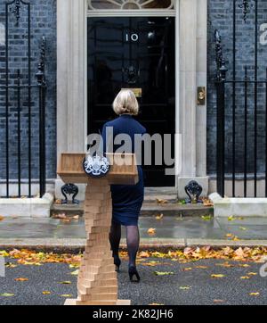 London, Großbritannien. 20. Oktober 2022. 20. Oktober 2022, London, England, Großbritannien: Die britische Premierministerin LIZ TRUSS gibt vor der Downing Street 10 eine Rücktrittserklärung ab. (Bild: © Tayfun Salci/ZUMA Press Wire) Bild: ZUMA Press, Inc./Alamy Live News Stockfoto