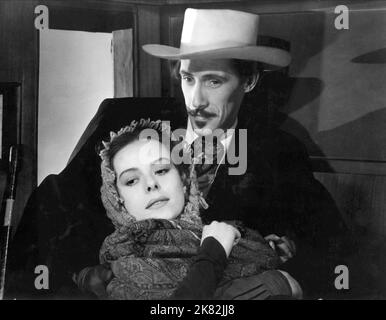 John Carradine & Claire Trevor Film: Stagecoach (USA 1939) Charaktere: Hatfield, Dallas / Titel auch: 'Höllenfahrt nach Santa Fe' Regie: John Ford 15 February 1939 **WARNUNG** Dieses Foto ist nur für redaktionelle Verwendung bestimmt und unterliegt dem Copyright von UNITED ARTISTS und/oder dem von der Film- oder Produktionsfirma beauftragten Fotografen und kann nur von Publikationen im Zusammenhang mit der Bewerbung des oben genannten Films reproduziert werden. Eine obligatorische Gutschrift für UNITED ARTISTS ist erforderlich. Der Fotograf sollte auch bei Bekanntwerden des Fotos gutgeschrieben werden. Ohne schriftliche Genehmigung der Fil kann keine kommerzielle Nutzung gewährt werden Stockfoto