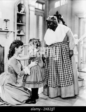 Evelyn Venable, Shirley Temple & Hattie Mcdaniel Film: The Little Colonel (1936) Charaktere: Elizabeth Lloyd Sherman, Lloyd Sherman, Becky ('Mom Beck') Porter Regie: David Butler 22 February 1935 **WARNUNG** Dieses Foto ist nur für redaktionelle Zwecke bestimmt und unterliegt dem Copyright der Film Company und/oder des Fotografen, der von der Film- oder Produktionsfirma beauftragt wurde, und kann nur von Publikationen im Zusammenhang mit der Bewerbung des oben genannten Films reproduziert werden. Eine obligatorische Gutschrift an die Filmgesellschaft ist erforderlich. Der Fotograf sollte auch bei Bekanntwerden des Fotos gutgeschrieben werden. Es kann keine kommerzielle Nutzung von wi gewährt werden Stockfoto