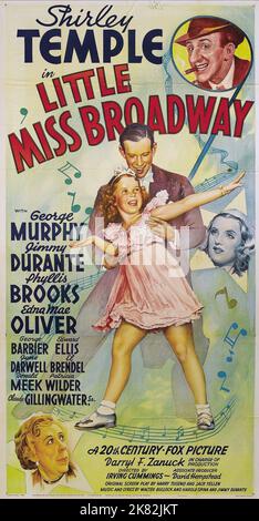 Shirley Temple Movie Poster Film: Little Miss Broadway (USA 1938) Regie: Irving Cummings 22 July 1938 **WARNUNG** Dieses Foto ist nur für den redaktionellen Gebrauch bestimmt und unterliegt dem Copyright von 20. CENTURY FOX und/oder des Fotografen, der von der Film- oder Produktionsfirma beauftragt wurde und darf nur durch Publikationen im Zusammenhang mit der Bewerbung des oben genannten Films reproduziert werden. Eine obligatorische Gutschrift an 20. CENTURY FOX ist erforderlich. Der Fotograf sollte auch bei Bekanntwerden des Fotos gutgeschrieben werden. Ohne schriftliche Genehmigung der Film Company kann keine kommerzielle Nutzung gewährt werden. Stockfoto