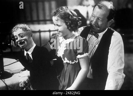 Shirley Temple Film: Little Miss Broadway (USA 1938) Charaktere: Betsy Brown Shea Regie: Irving Cummings 22 July 1938 **WARNUNG** Dieses Foto ist nur für den redaktionellen Gebrauch bestimmt und unterliegt dem Copyright von 20. CENTURY FOX und/oder des Fotografen, der von der Film- oder Produktionsfirma beauftragt wurde und darf nur durch Publikationen im Zusammenhang mit der Bewerbung des oben genannten Films reproduziert werden. Eine obligatorische Gutschrift an 20. CENTURY FOX ist erforderlich. Der Fotograf sollte auch bei Bekanntwerden des Fotos gutgeschrieben werden. Ohne schriftliche Genehmigung der Film Company kann keine kommerzielle Nutzung gewährt werden. Stockfoto