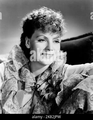 Greta Garbo Film Anna Karenina (1935) Charaktere: Anna Karenina Regie: Edmund Goulding 30. August 1935 **WARNUNG** dieses Foto ist nur für redaktionelle Zwecke bestimmt und unterliegt dem Urheberrecht von MGM und/oder dem Fotografen, der von der Film- oder Produktionsgesellschaft beauftragt wurde, und kann nur durch Veröffentlichungen in Verbindung mit der Werbung für den oben genannten Film reproduziert werden. Eine obligatorische Gutschrift an MGM ist erforderlich. Der Fotograf sollte ebenfalls angerechnet werden, wenn er bekannt ist. Ohne schriftliche Genehmigung der Film Company kann keine kommerzielle Nutzung gewährt werden. Stockfoto